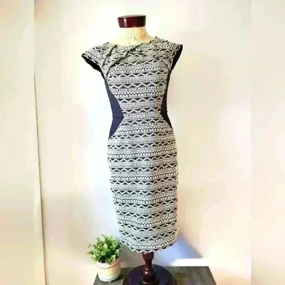 ADRIANNA PAPELL black/white geometric dress.Size 0 (can  fit larger see listing)